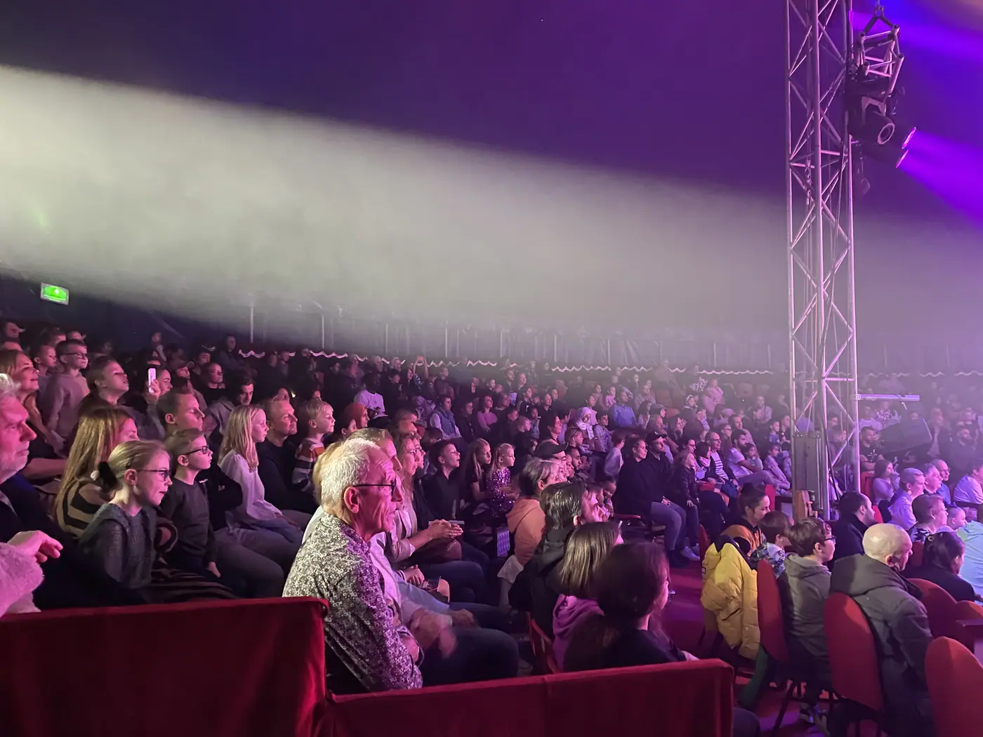Een volle tribune kijkt gebiologeerd toe tijdens een voorstelling van Circus Chapito