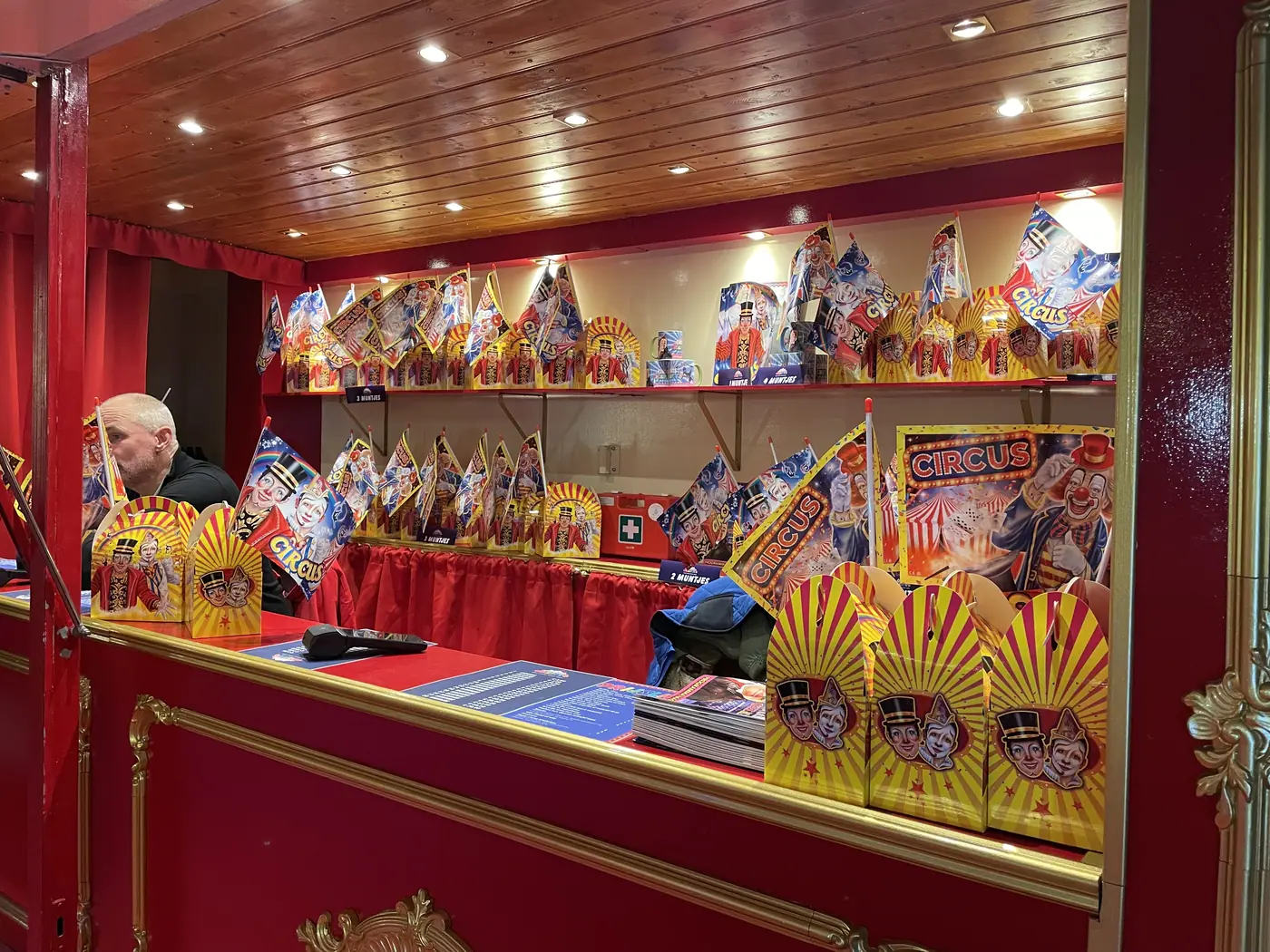 Kraam vol circus-souvenirs en speelgoed in de foyertent