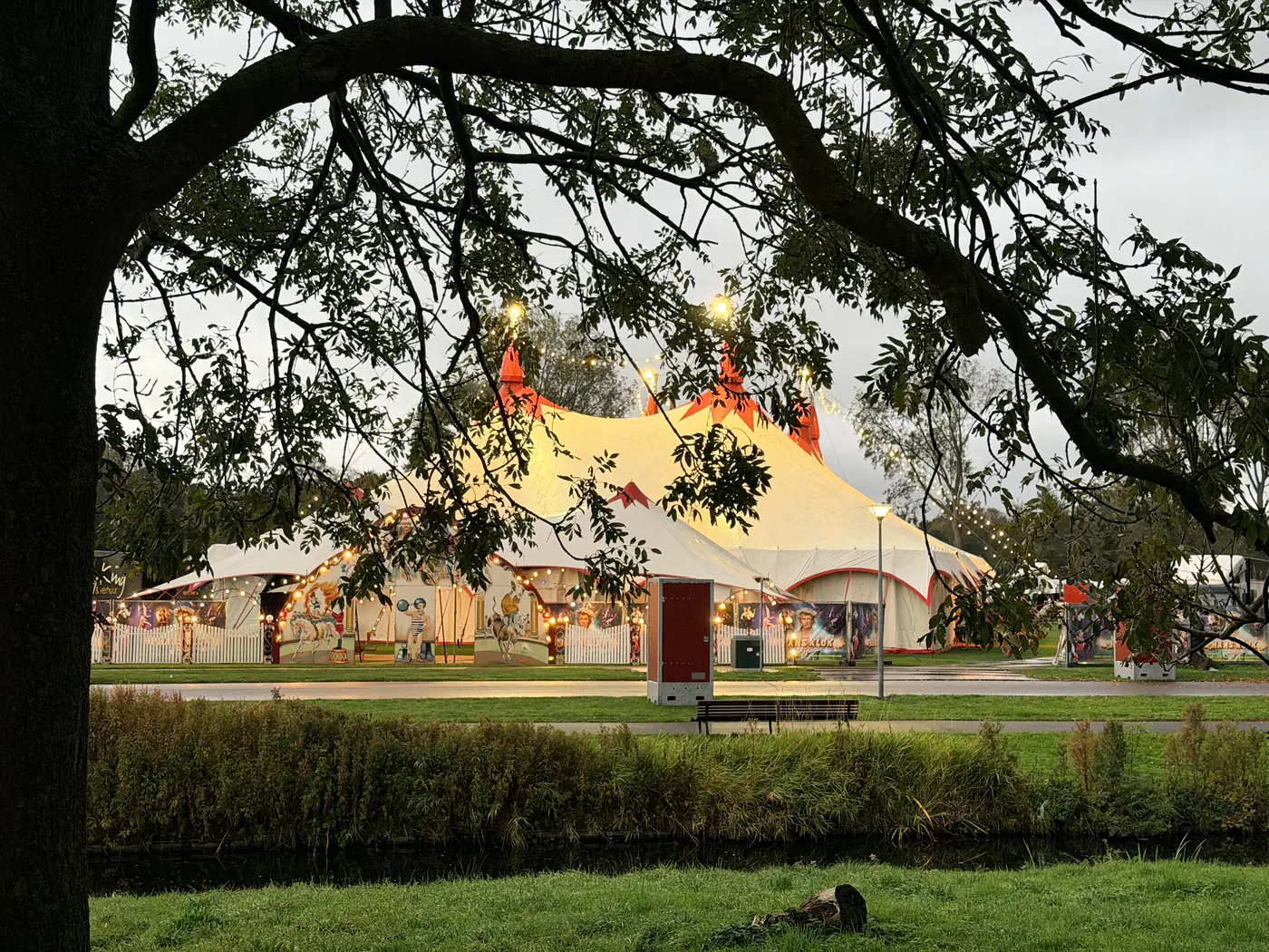 De tent van Circus Chapito in het Zuiderpark, gezien vanaf het gras