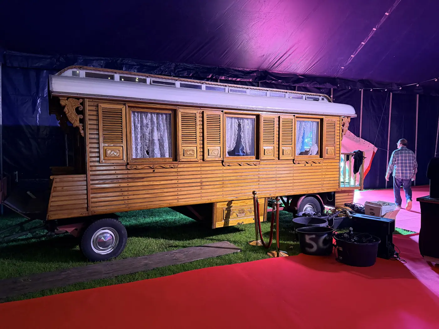 Een nostalgische houten circuswoonwagen in de voortent